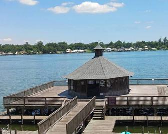 Lakefront| 2 LRs & porches| Pier| King-Qn-2 twins - New Roads