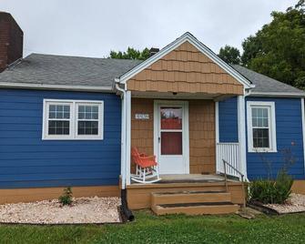 Little Blue Farmhouse - Jonesville - Budova