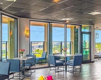Experience Soothing Moments & Luxury! 2 Comfortable Units, Onsite Pool - Miami Springs - Ресторан
