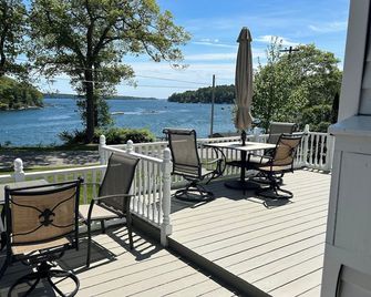 Enjoy spectacular views of Lobster Cove. Large yard, EV charger & dog friendly. - Boothbay Harbor - Balkon