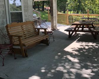 Grandma's Get-A-Way (Water Front Property ) Wifi. Private Covered One Bay Dock. - Warsaw - Patio