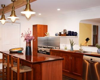 Vineyard & Olive Grove Estate House | Cellar Tastings | Hunter Valley Escape - Broke - Cocina