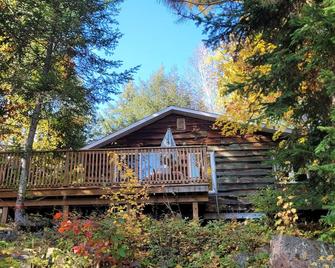 Hideaway - Cozy 2 Bedroom Waterfront Cottage Spring & Summer 2024 Availability! - Bancroft - Building