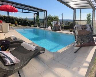 logement avec piscine couverte chauffée du 15 avril à octobre et spa privatifs, vue - Vaux - Piscina