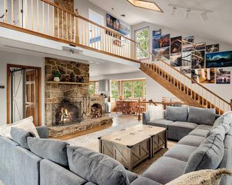 Hot Tub, Screened Porch, Grill, Wifi - Huge Cabin! - Berkeley Springs - Sala de estar