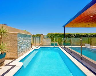 Luxury Villa W Pool & Spa 5 Bedrooms - 쿠기 - 수영장