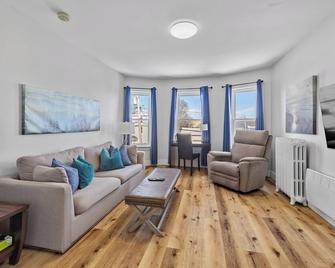 Hillsborough St. Suites 3 Bdrm Downtown Ch'town - Charlottetown - Sala de estar
