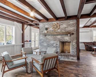 Kennebunkport Summer Rental walk to Dock Square! PET Friendly! - Kennebunkport - Living room