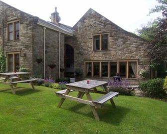 The Waltzing Weasel - High Peak - Patio