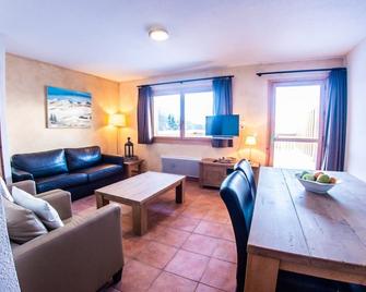 Apartment for 2 to 4 people with unique ski in & out in the center of Saint François Longchamp. - Saint-François-Longchamp - Living room