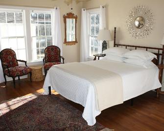 New! Cheerful cottage filled with art and books in the heart of Waxahachie - Waxahachie - Bedroom