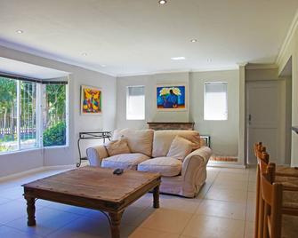 Modern Cottage In Upper Constantia - Constantia - Living room