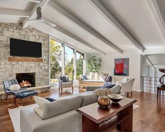 Snowy Powder Retreat Minutes to 4 Ski Resorts - Huge Luxury Home - Cottonwood Heights - Living room