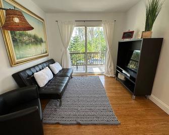 The Little Retreat, Solo, Couples & Small Families - Sebring - Living room