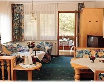 Holzschuhs Schwarzwaldhotel - Baiersbronn - Olohuone