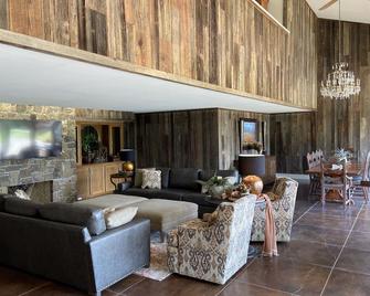 Four Silos Retreat - Luxury Ranch Home - Madill - Huiskamer