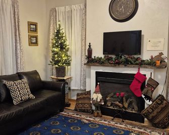 Cozy, Walk to Town, Pet Friendly, 2 bd 2 bth, Mnt View, Deck-Grill-Wildlife - Cripple Creek - Huiskamer