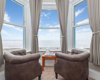 ذا بيتش فرونت جيستهاوس - إيستبورن - غرفة معيشة