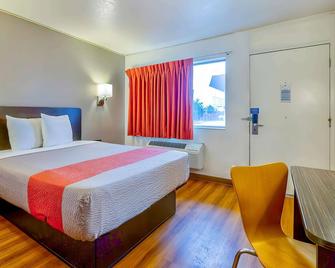 Motel 6 Santa Rosa Nm - Santa Rosa - Bedroom