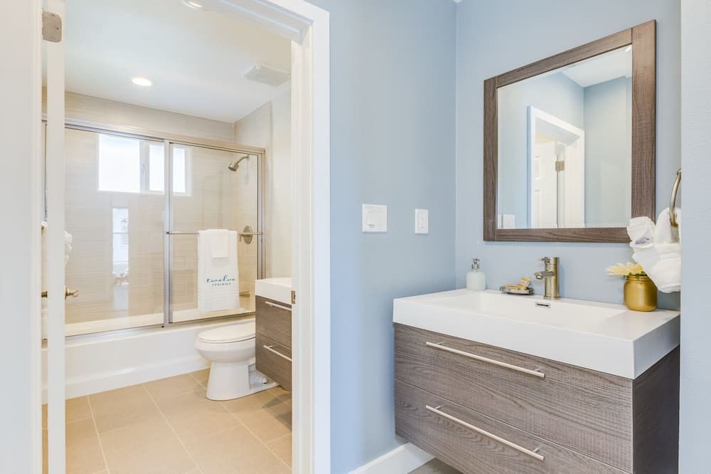 F-52 Trenton II - Anaheim - Bathroom