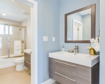 F-52 Trenton II - Anaheim - Bathroom