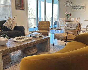 New Luxury Modern Farmhouse, Downtown C'Ville - Charlottesville - Living room