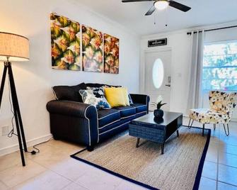 Cozy 2 BR Condo - 7 Min from Fort Lauderdale Beach - Fort Lauderdale - Sala