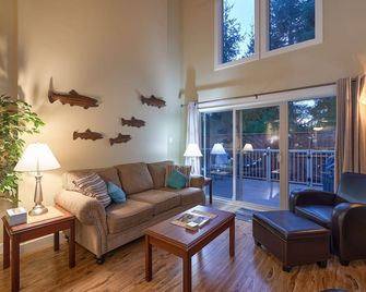 3 bed 2 bath, Wifi, Cable, Pool/Hot Tub, BBQ, Mini Golf, Beach, license#00005785 - Parksville - Living room