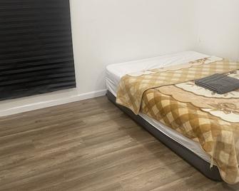 Home in a quiet area close to freeways shopping centers and restaurants - Compton - Bedroom