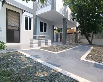 3-bedroom house with a garden, located in a safe, guarded village, with AC. - Imus - Edificio