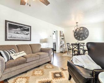 Cozy Farmhouse-Style Cottage by Mighty 5 Ntl Parks - Circleville - Sala de estar