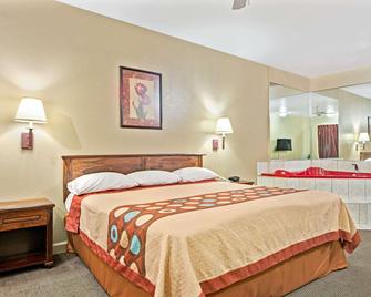 Super 8 by Wyndham St. Louis Airport - סנט לואיס - חדר שינה