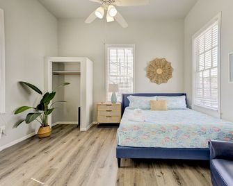 Beauty on Ball -Studio 3- King Bed, Great Location - Galveston - Bedroom