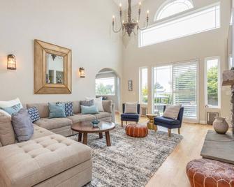 Coastal Dream - 2 Blocks to ocean, steps to beach, hot tub, coastal trail, BBQ - Half Moon Bay - Living room