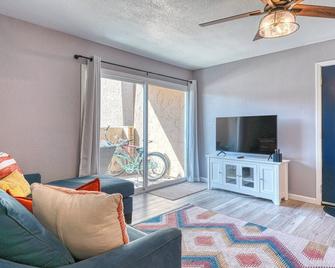 2br Sleeps 6 Pool Bbq Gym Hot Tub & Bar Hopping! - Scottsdale - Wohnzimmer