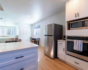 Cozy studio with WiFi and AC in enchanting Redlands - Redlands - Kitchen