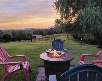 Farm Cottage Mountain Views Hot Tub - Goode - Patio