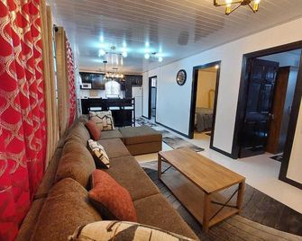 Cozy & Central 2 Bedroom Apt - Georgetown - Living room