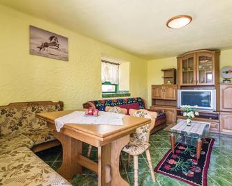 Two-Bedroom Holiday Home In Otocac - Otočac - Restaurace