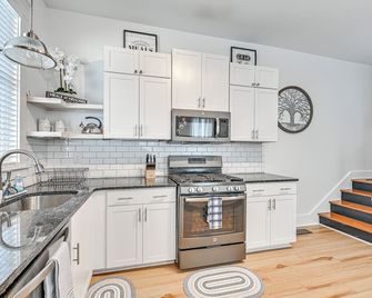 Family-Friendly Louisville Gem Prime Location! - Louisville - Kitchen