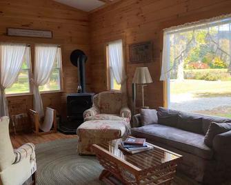 Guest House on Deming Pond in East Dorset Fabulous pond and mountain views - Dorset - Living room