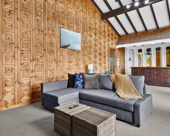 Loftus Spacious Getaway - Barrack Heights - Living room