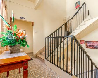 OYO 703 미라 호텔 - 메르싱 - 계단