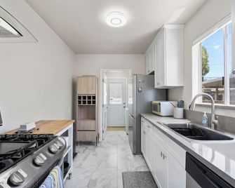 Modern Coastal Retreat – 3BR Gem in Long Beach - Long Beach - Kitchen