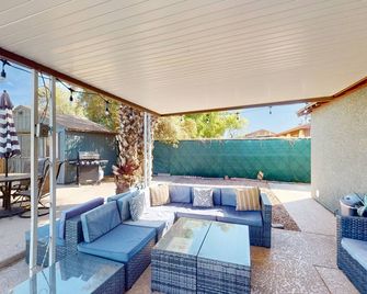 Sunny home with a pool, grill, washer/dryer, & AC - dog friendly - Phoenix - Patio