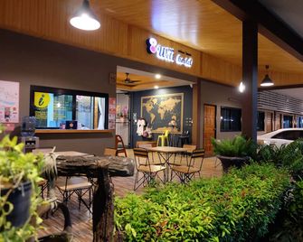 Warm Well Hostel Kanchanaburi - Kanchanaburi - Patio