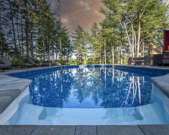 Peaceful Retreat on Schmidt Lake - Hammonds Plains - Pool