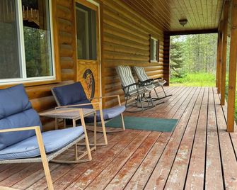 The Grizzly Cabin at Glacier Park is in the remote North Fork, Flathead River. - Columbia Falls - Patio