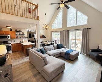 New Cozy Cove 3 Br Pocono Chalet Sleeps 10 - Albrightsville - Salon