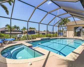 Key Largo SW Cape - waterfront private home locally owned & managed, fair & honest pricing - Cape Coral - Pool